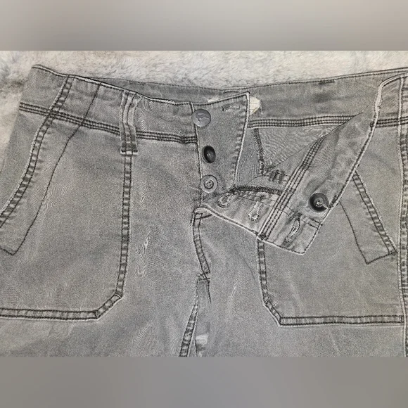 Free People Cargo Type Gray Denim Women's Shorts Size 26, 4"‎ Inseam Distressed - Picture 3 of 8